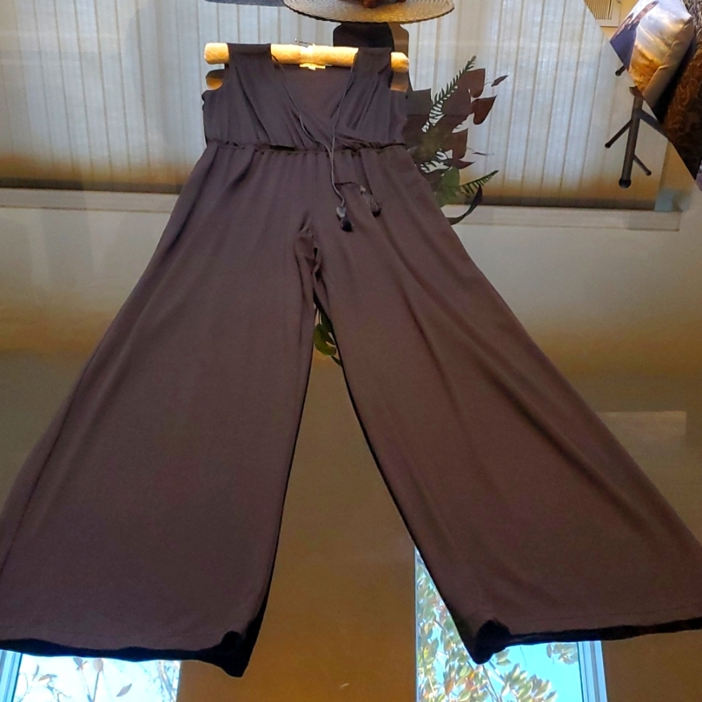 Max Studio small R black, ladies jumpsuit 92 viscose 8 spandex